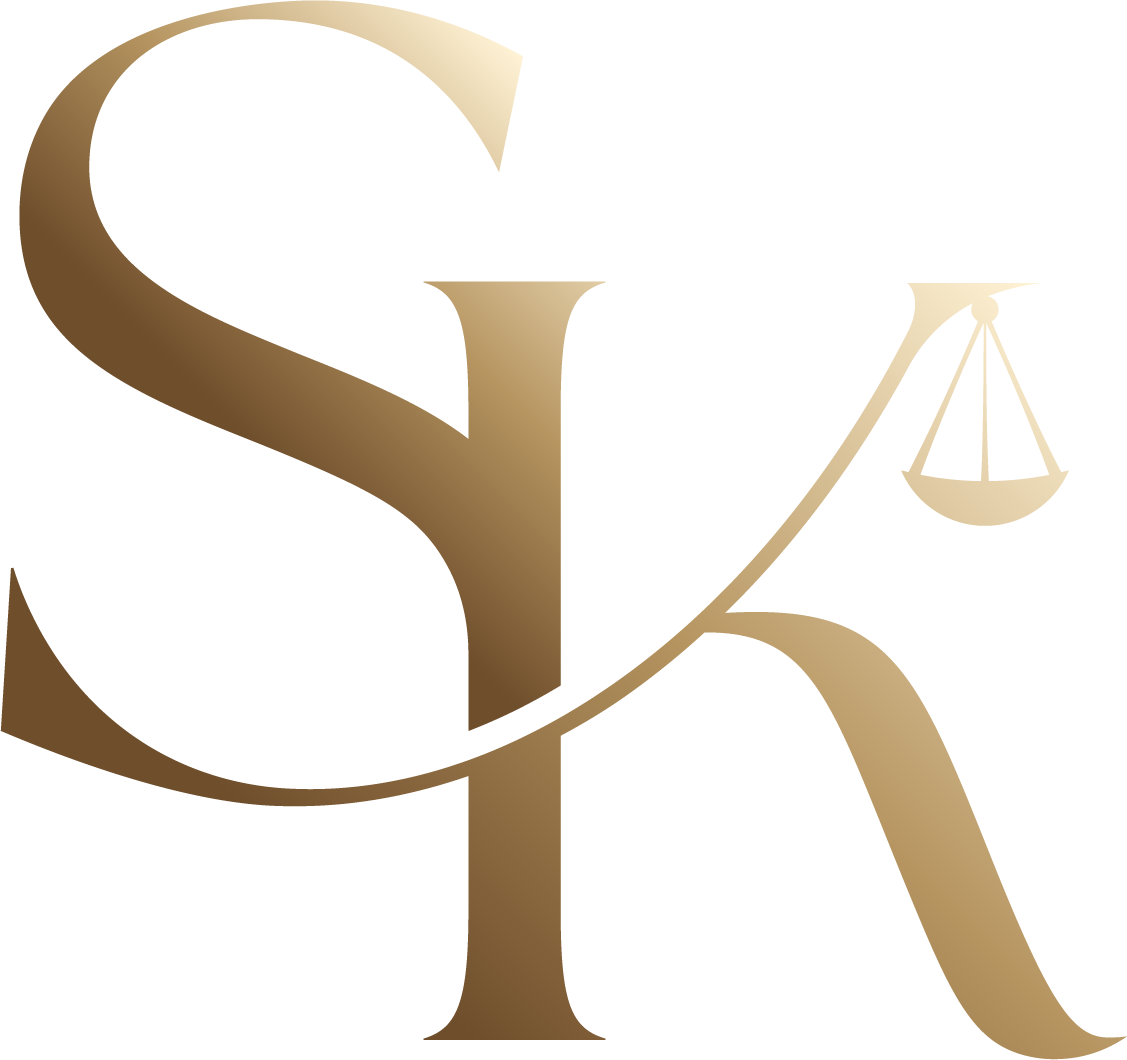 Logotipo SK advocacia com símbolo da balança em versão marca d’água