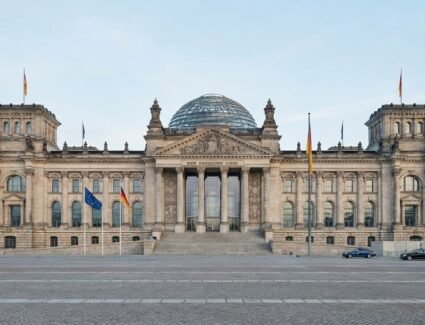 Bundestag em Berlim durante contexto de implementação da reforma europeia de asilo na Alemanha em 2026